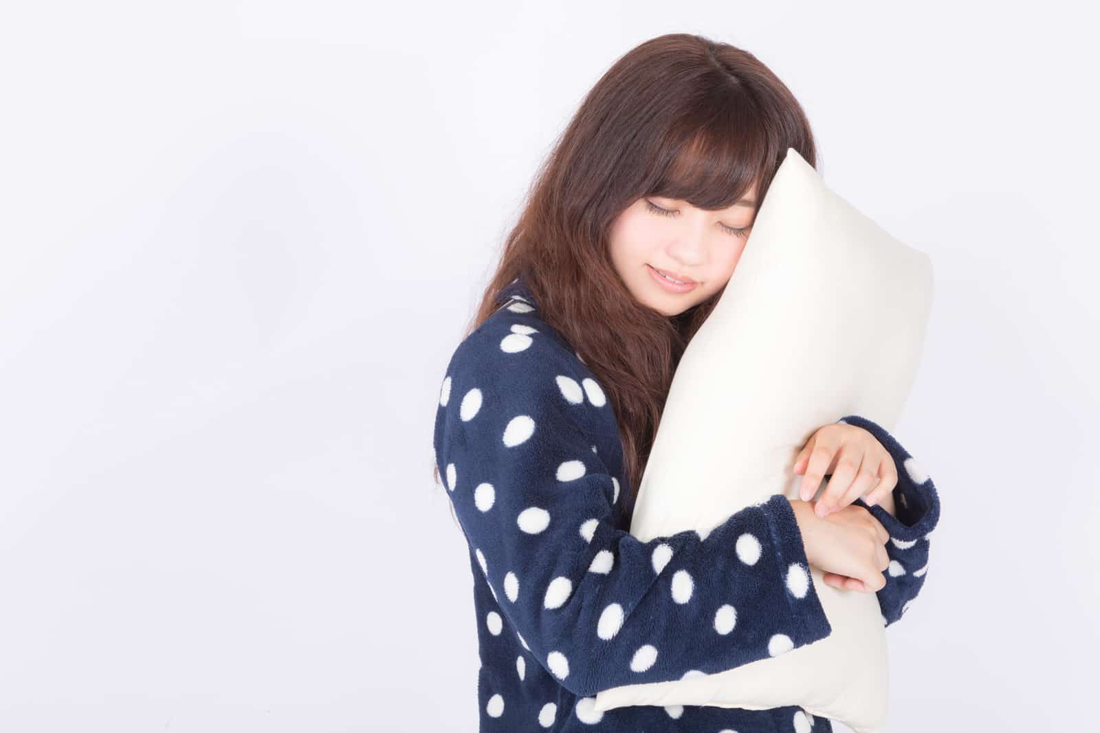 寝る時間が遅いとバストアップに影響しますか