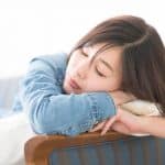 胸の大きさと睡眠時間は関係する？