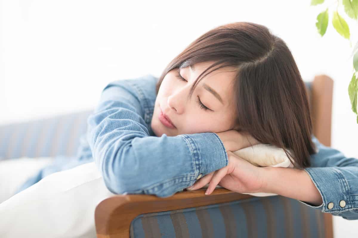 胸の大きさと睡眠時間は関係する？