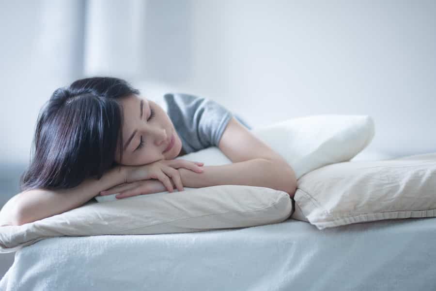 バストアップには睡眠時間だけでなく寝相も関係しています