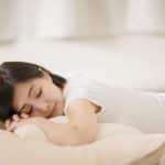 うつ伏せで眠ると胸を大きくする効果がある？