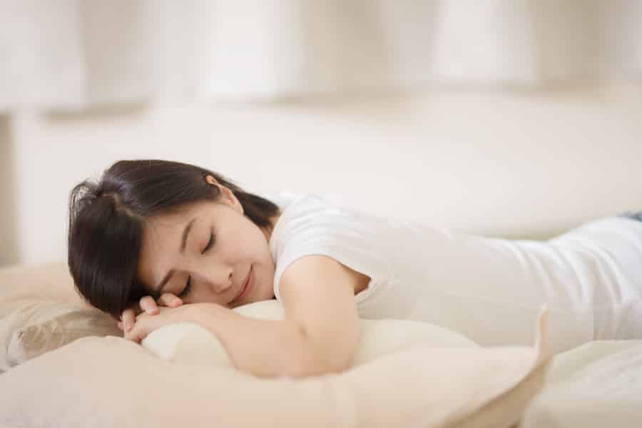 うつ伏せで眠ると胸を大きくする効果がある？