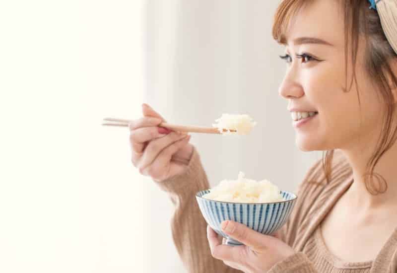 ご飯を抜くとバストアップに悪いって聞いたけど本当?