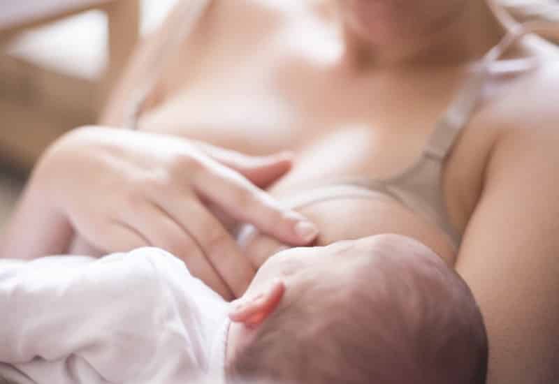授乳のせい?左右の胸の大きさが違う原因と左右差の改善法