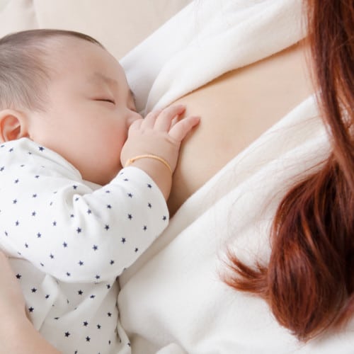 母乳育児は胸の形に影響するの？母乳のメリットとデメリット