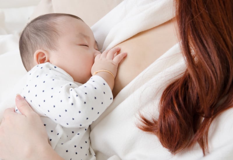 母乳育児は胸の形に影響するの?母乳のメリットとデメリット