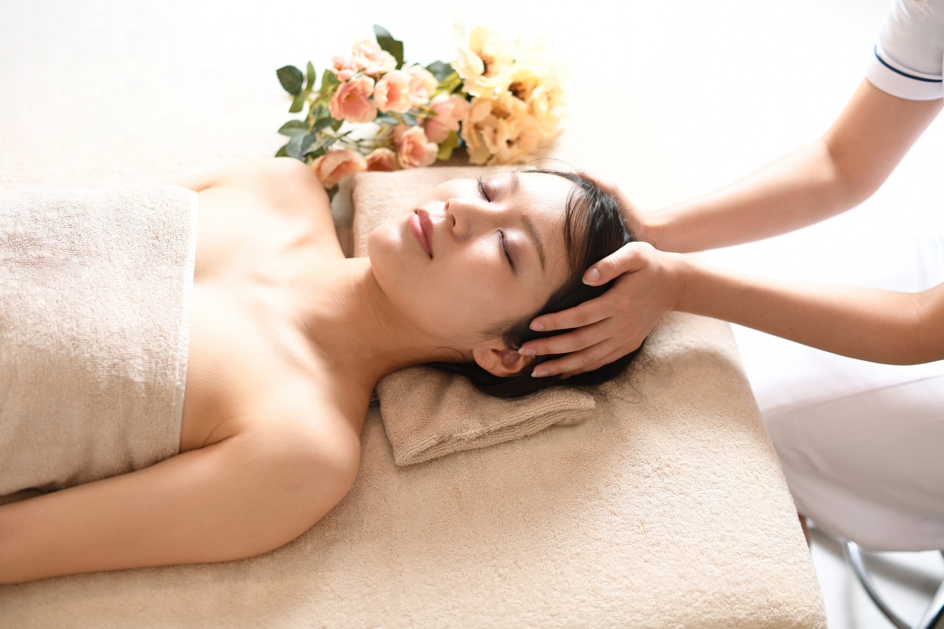 バストサロンに通うメリットと注意点